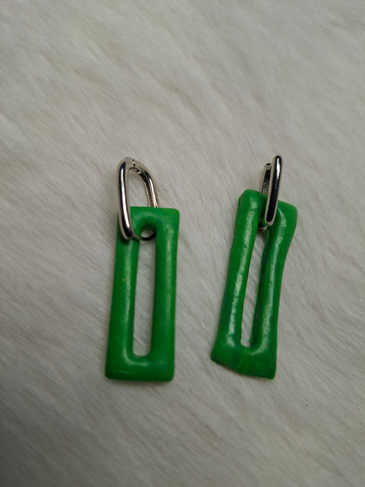 Holle groene oorbellen met zilveren slotje
