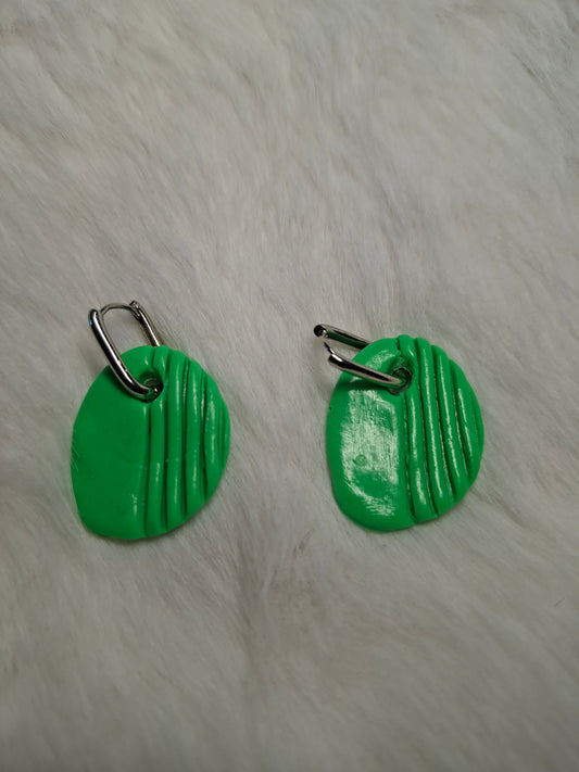 Groene oorbellen met reliëf