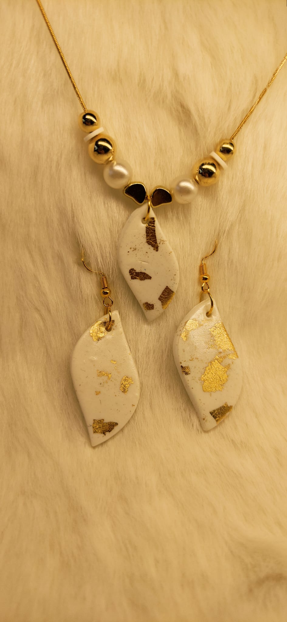 Wit / gouden set oorbellen + ketting (4 varianten)