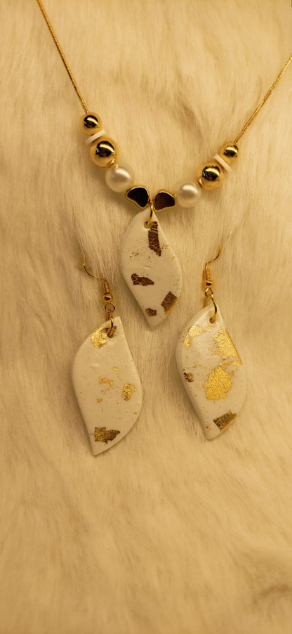 Wit / gouden set oorbellen + ketting (4 varianten)