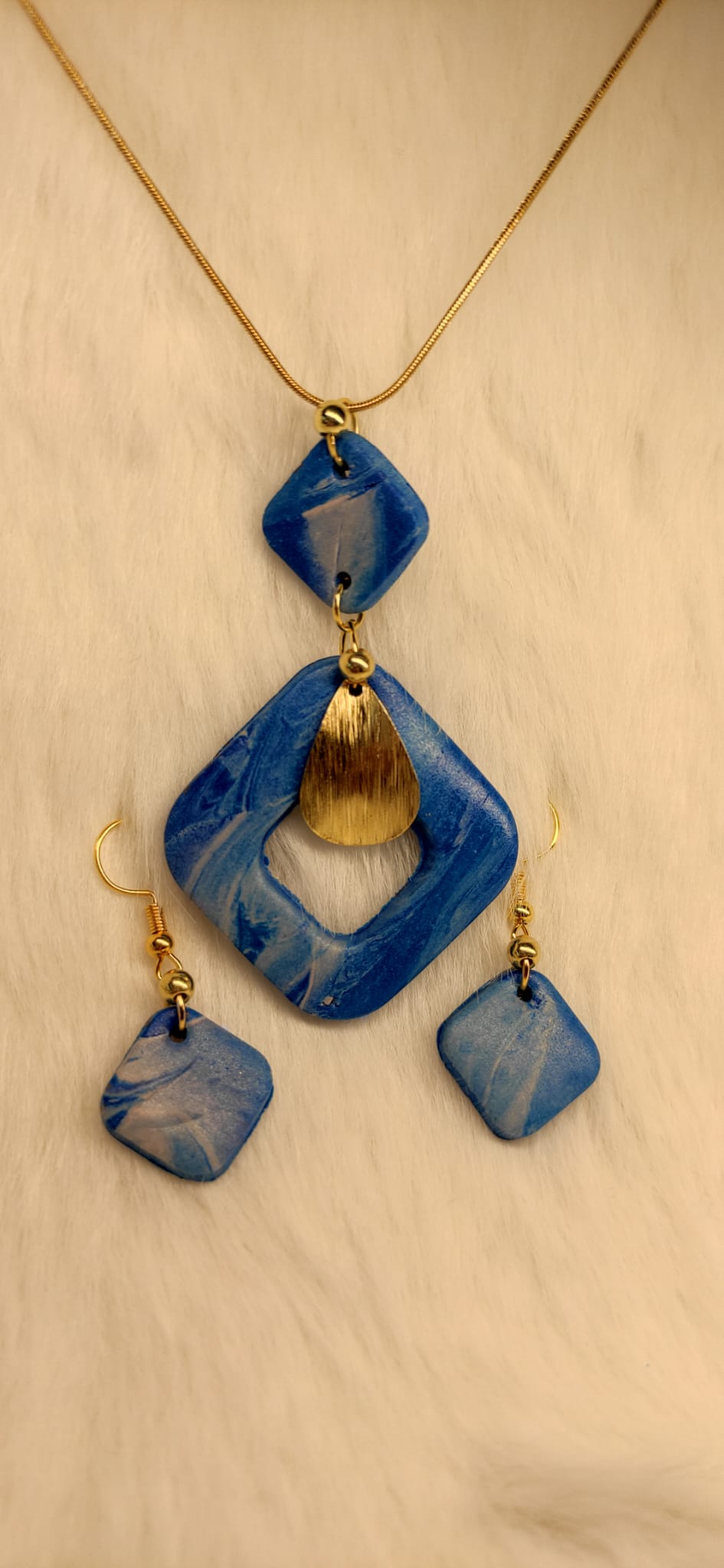 blauwe gemarmerde set oorbellen + ketting