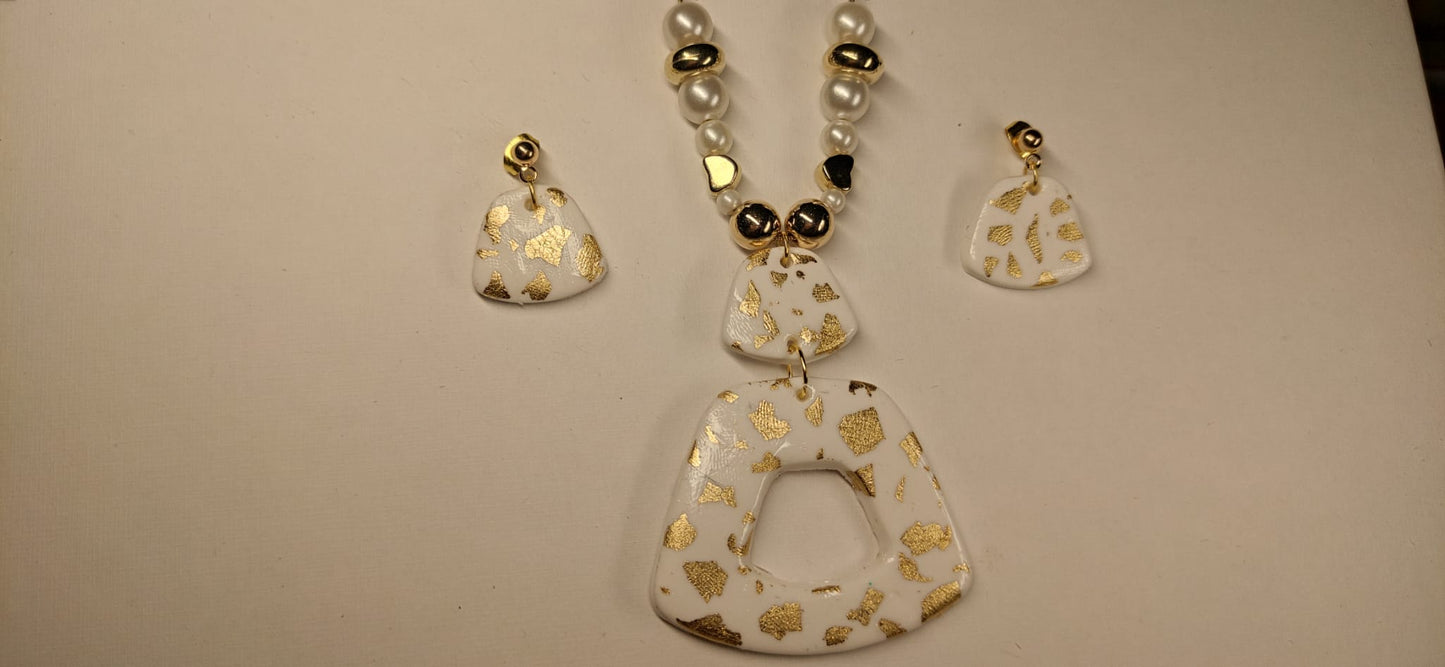 Wit / gouden set oorbellen + ketting (4 varianten)