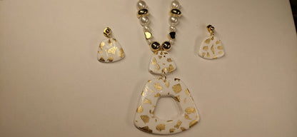 Wit / gouden set oorbellen + ketting (4 varianten)