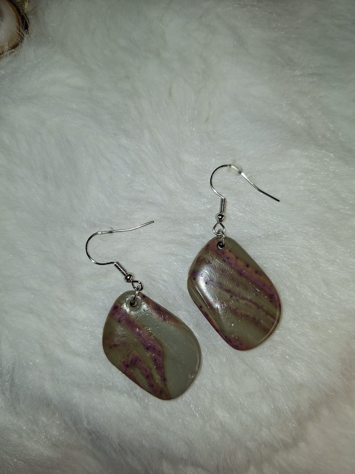 Gemarmerde paars grijze oorbellen