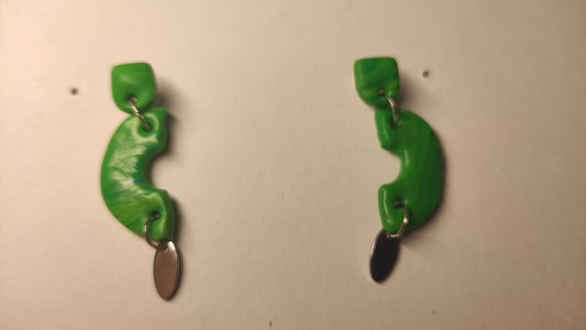 Groene stekers met zilverkleurig juweeltje